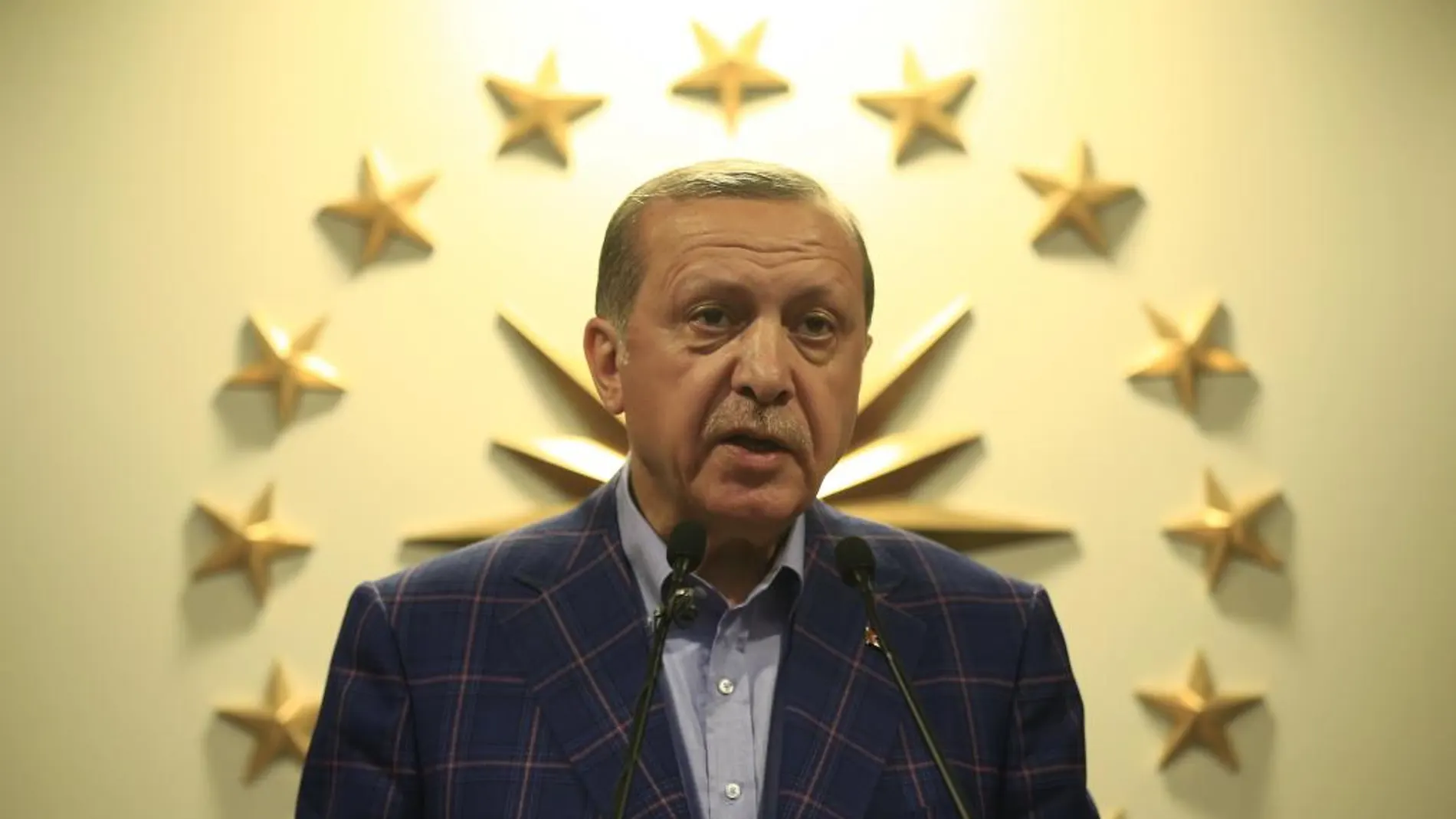 Tayyip Erdogan habla hoy tras el referéndum que ha aprobado hoy una reforma constitucional en Turquía que da más poder al presidente.