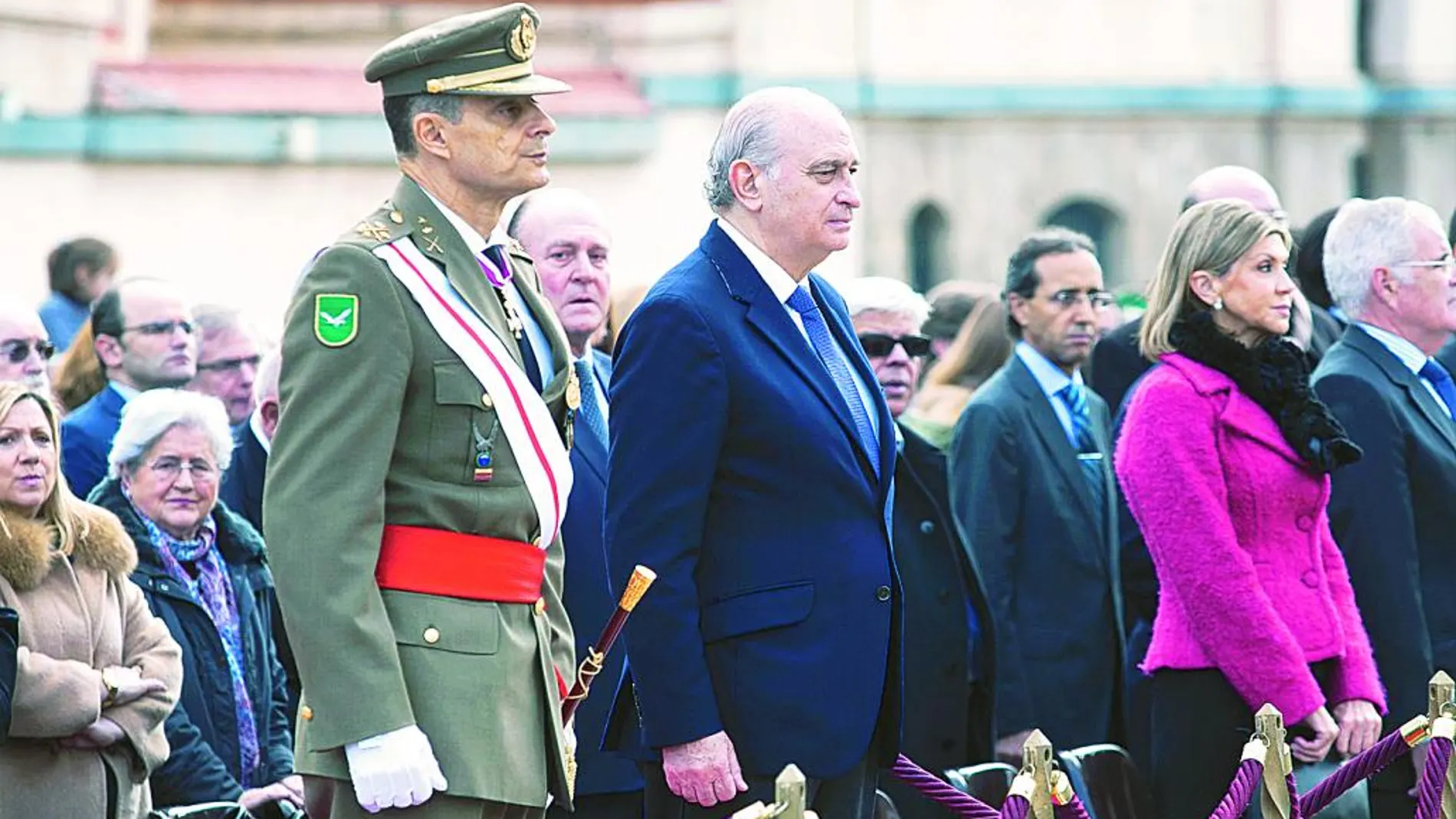 El inspector general del Ejército, Ricardo Álvarez–Espejo, y el ministro del Interior, Jorge Fernández Díaz, presidieron el acto castrense