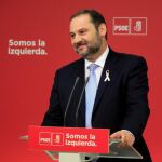 El secretario de Organización del PSOE, José Luis Ábalos, durante la rueda de prensa que ha ofrecido hoy en la sede de Ferraz, en la que ha dicho que su partido apoya al Gobierno en la aplicación del artículo 155