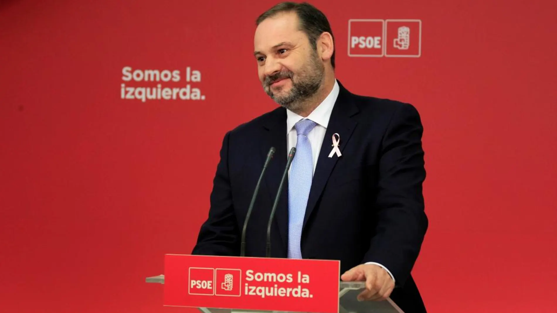 El secretario de Organización del PSOE, José Luis Ábalos, durante la rueda de prensa que ha ofrecido hoy en la sede de Ferraz, en la que ha dicho que su partido apoya al Gobierno en la aplicación del artículo 155