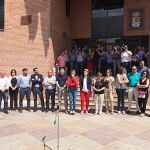 Vecinos y representantes políticos guardaron un minuto de silencio en el Ayuntamiento de Molina