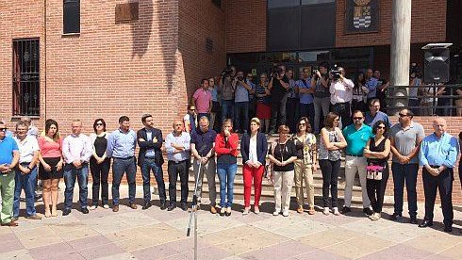 Vecinos y representantes políticos guardaron un minuto de silencio en el Ayuntamiento de Molina
