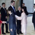 El rey Felipe y la reina Letizia saludan al príncipe heredero Naruhito (3i) y a su esposa, la princesa Masako (3d).