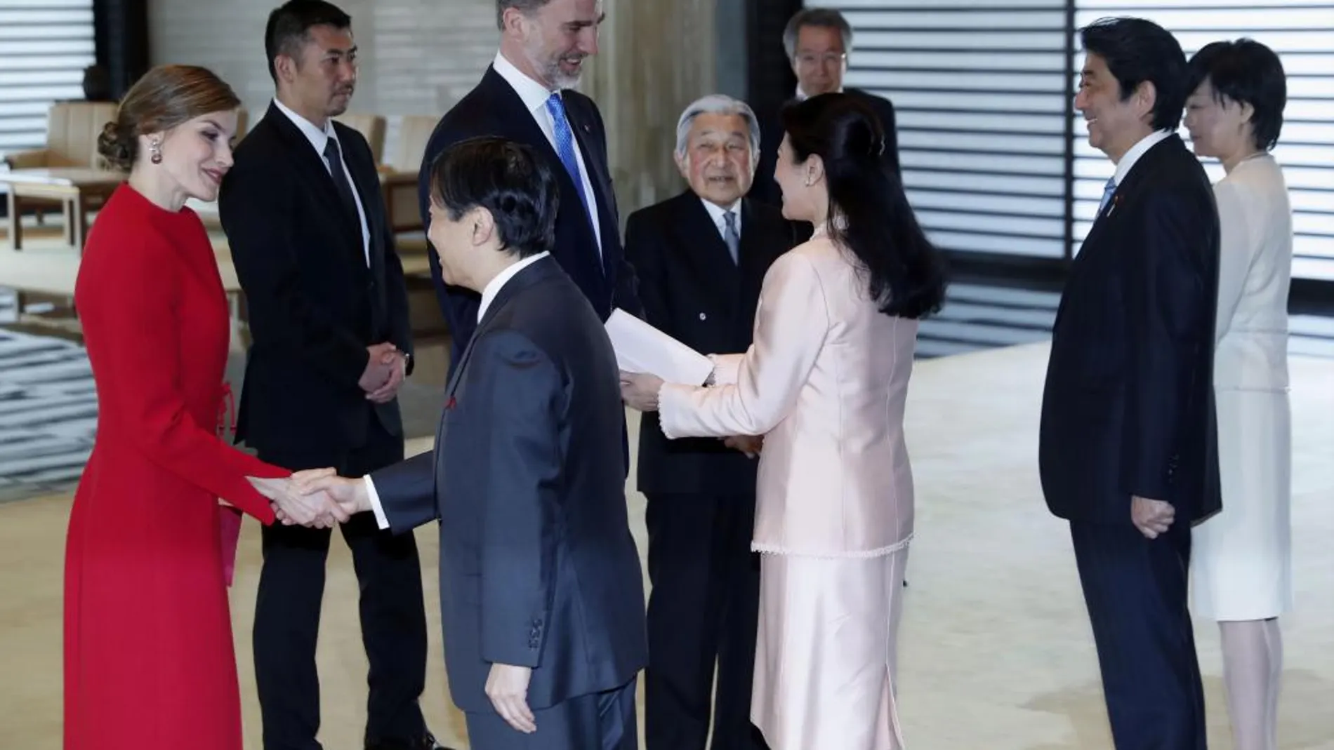 El rey Felipe y la reina Letizia saludan al príncipe heredero Naruhito (3i) y a su esposa, la princesa Masako (3d).