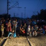 Miles de refugiados intentan cruzar los pasos fronterizos en busca de una vida mejor