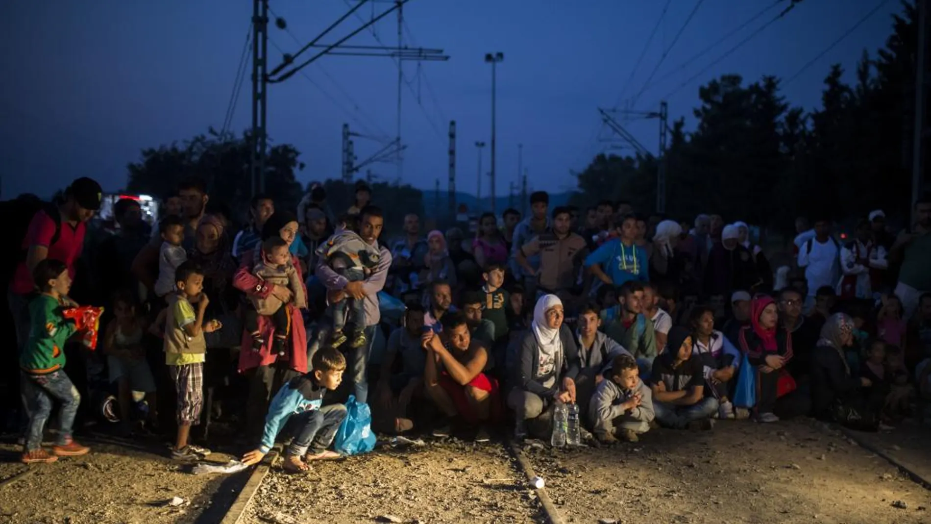 Miles de refugiados intentan cruzar los pasos fronterizos en busca de una vida mejor