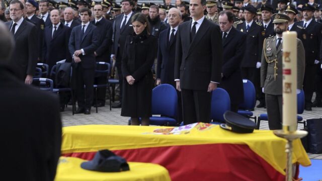 Los Reyes Felipe VI y Letizia y el presidente del Gobierno, Mariano Rajoy (i), durante el funeral de Estado por los policías Jorge García Tudela e Isidro Gabino San Martín Hernández, fallecidos en el atentado talibán perpetrado en la embajada española en Kabul (Afganistán)
