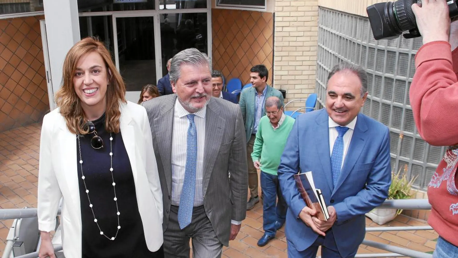 Méndez de Vigo junto a Ángeles Armisén y el candidato al Senado por Palencia, José Antonio Rubio