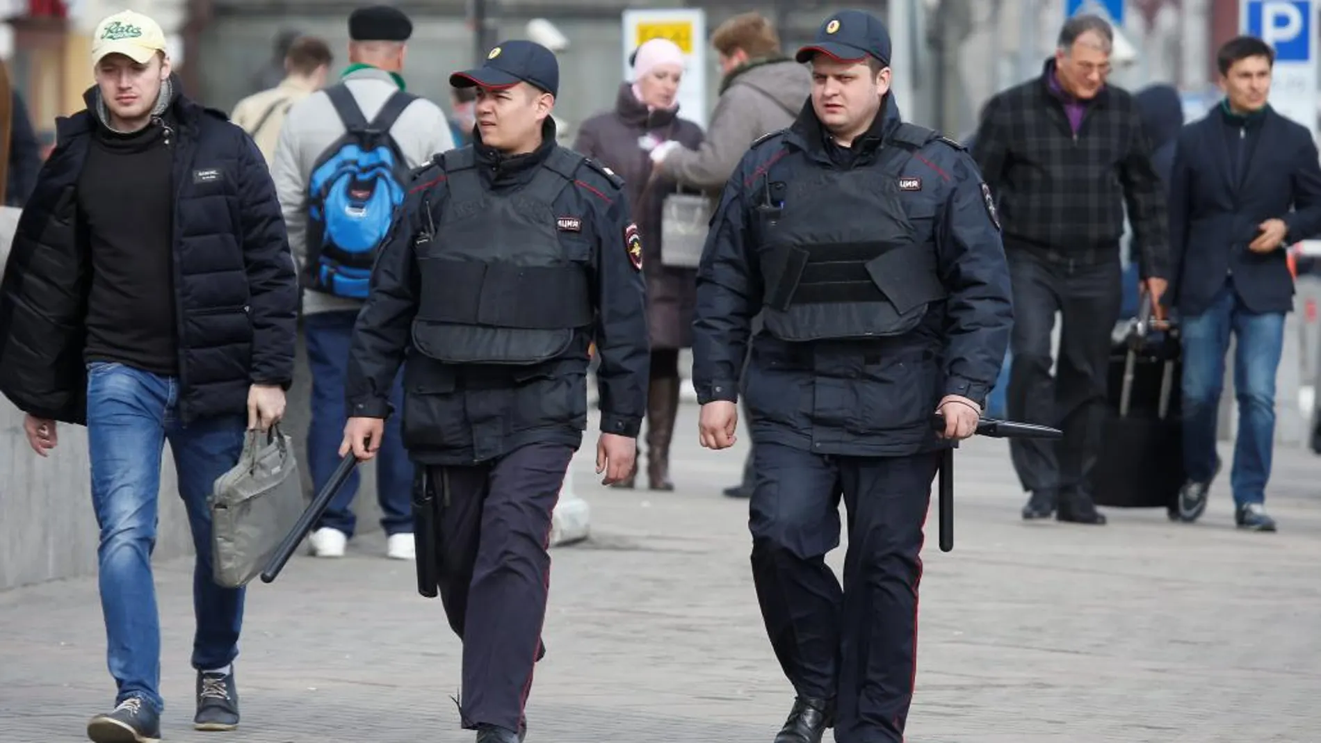 Oficiales de policía en una calle de San Petersburgo