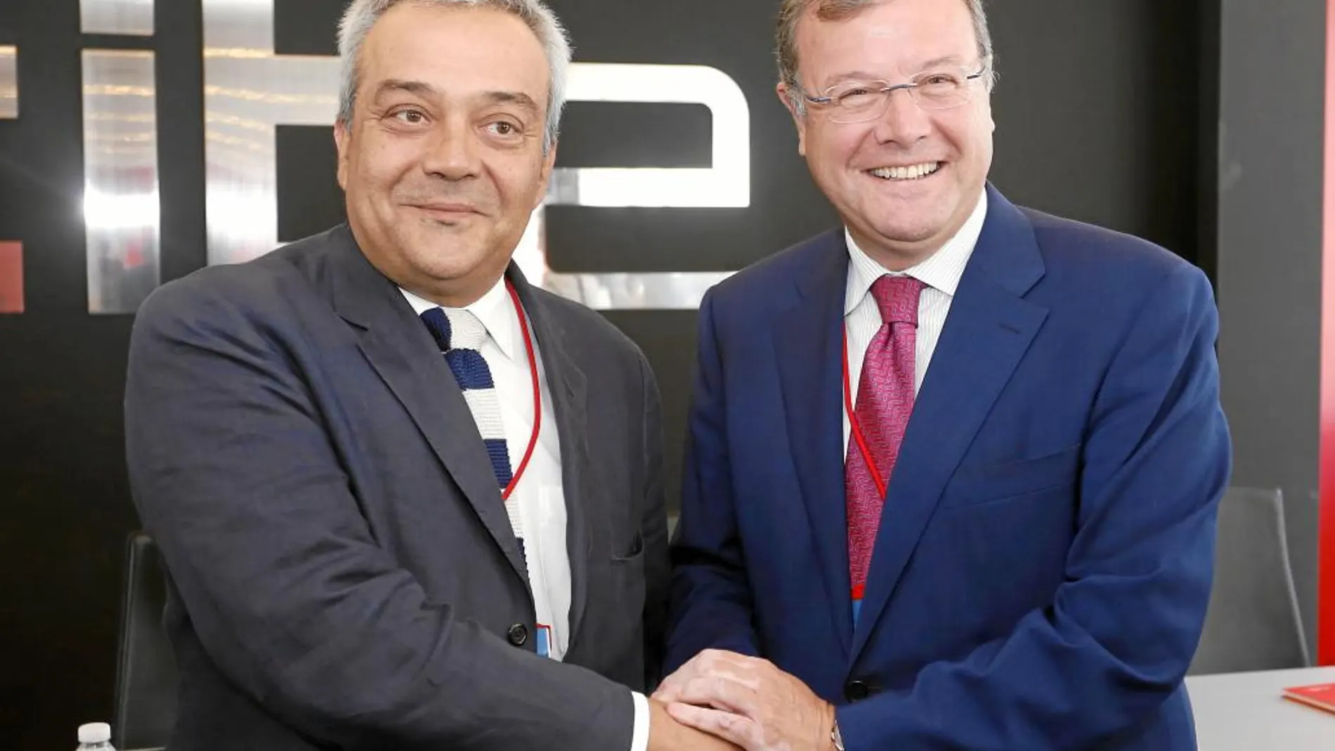 El secretario de Telecomunicaciones, Víctor Calvo-Sotelo, junto con el alcalde de León, Antonio Silván