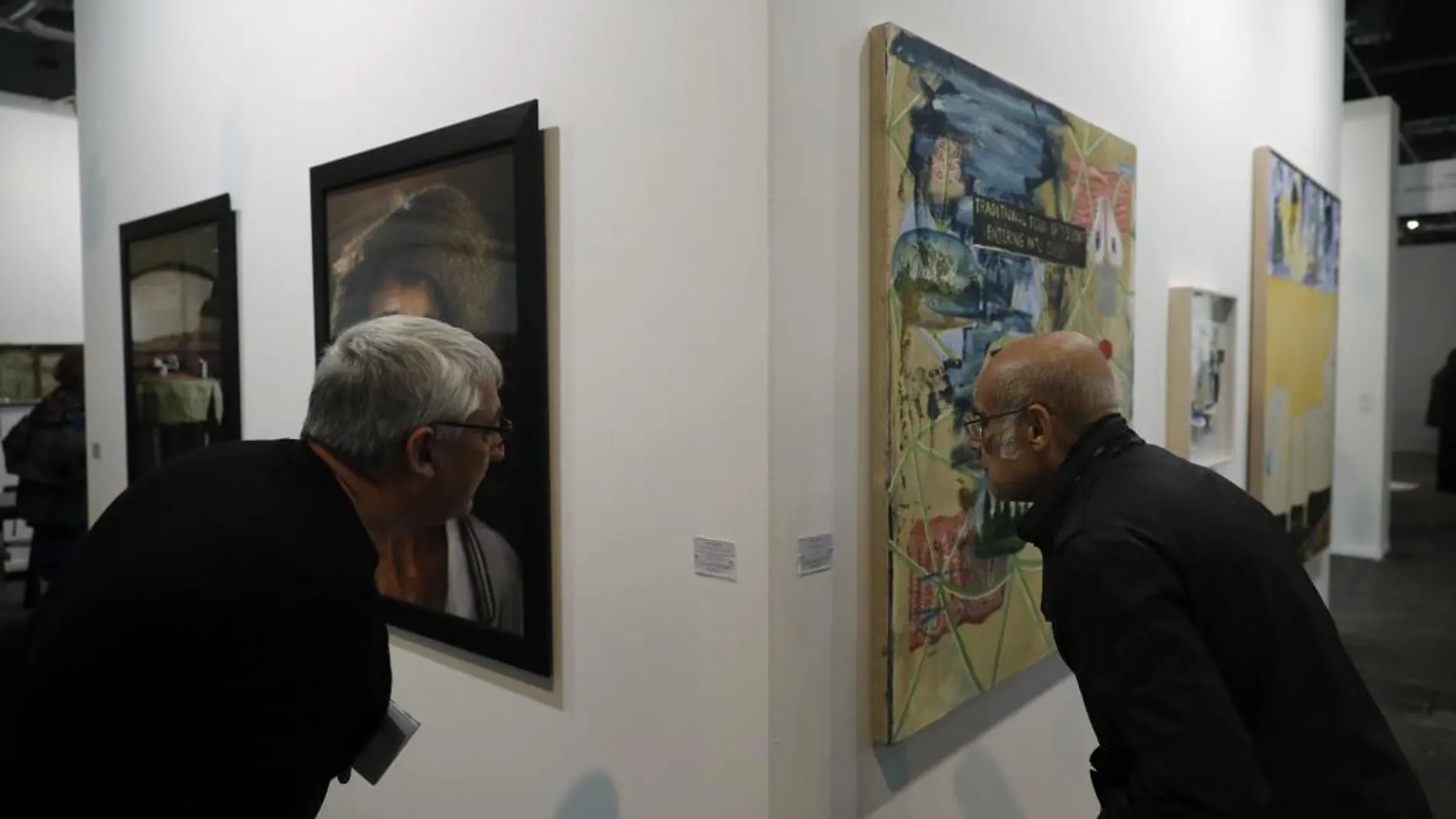 Dos visitantes en la francesa Nathalie Obadia, en 36ª edición de la Feria Internacional de Arte Contemporáneo (ARCO)