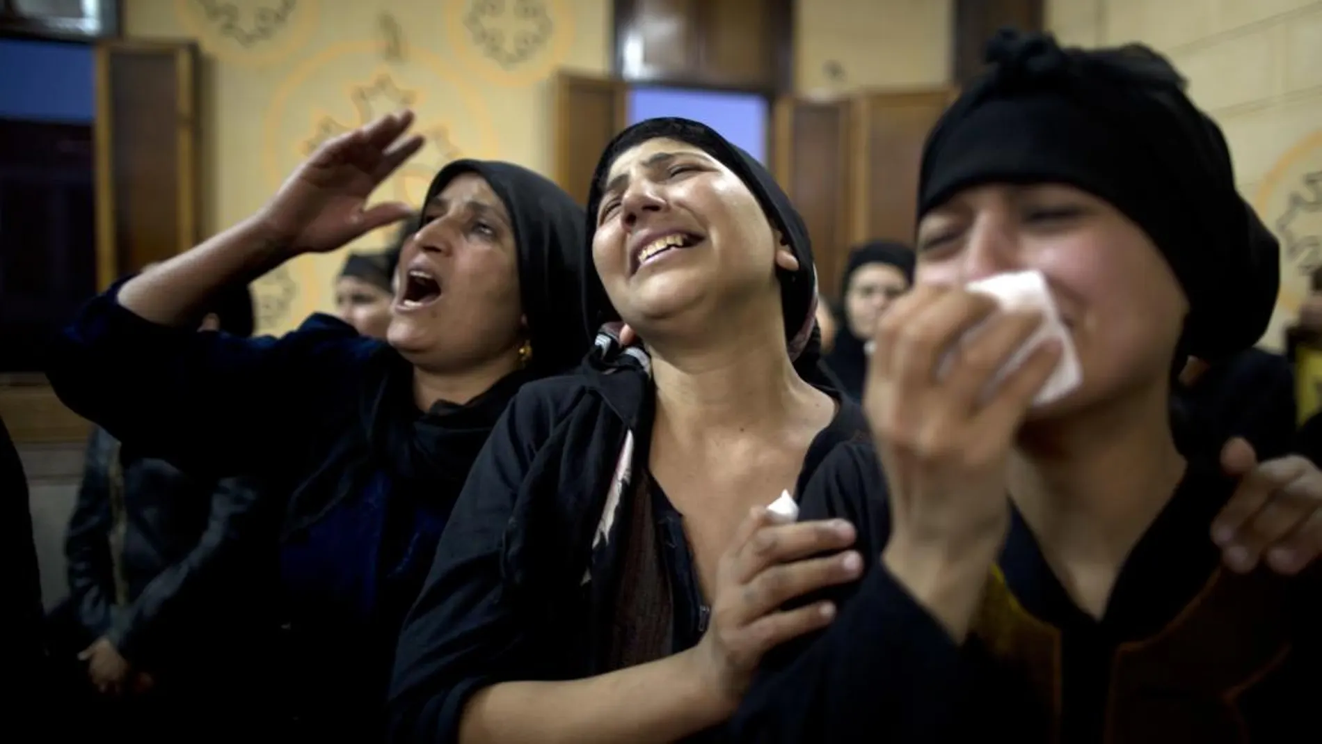 Familiares de los coptos asesinados en Egipto.
