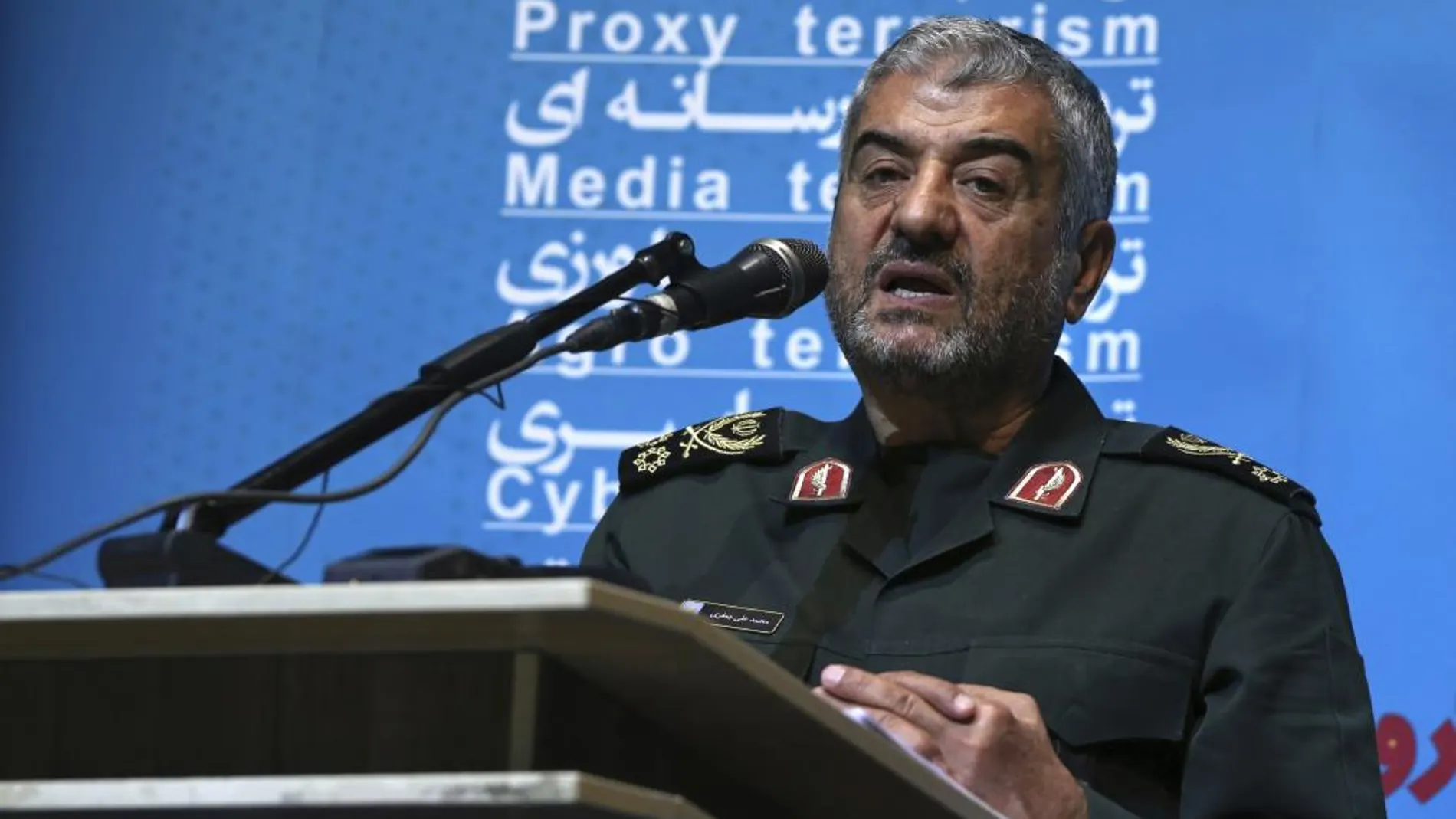 El general Mohamad Ali Yafarí atiende a los medios de comunicación