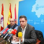 El portavoz de Coalición por el Bierzo , Iván Alonso, junto a Daniel Fernández