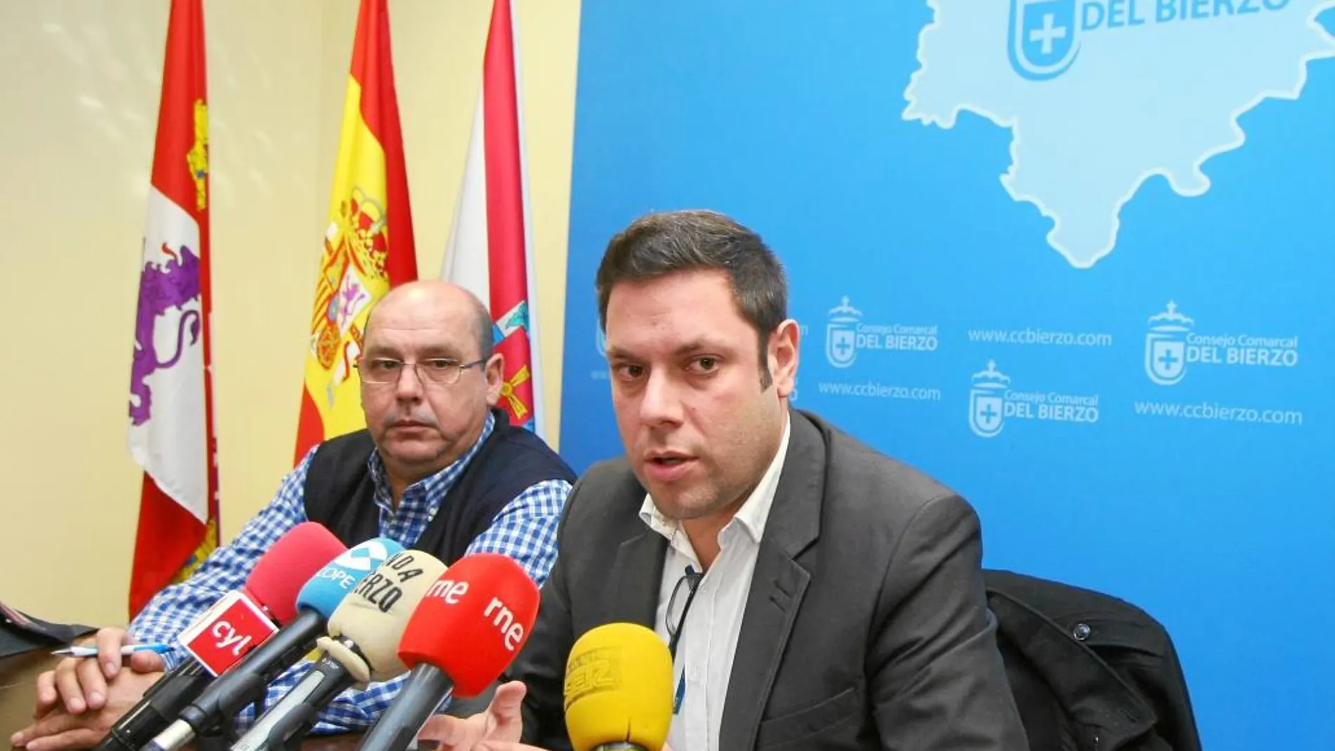 El portavoz de Coalición por el Bierzo , Iván Alonso, junto a Daniel Fernández