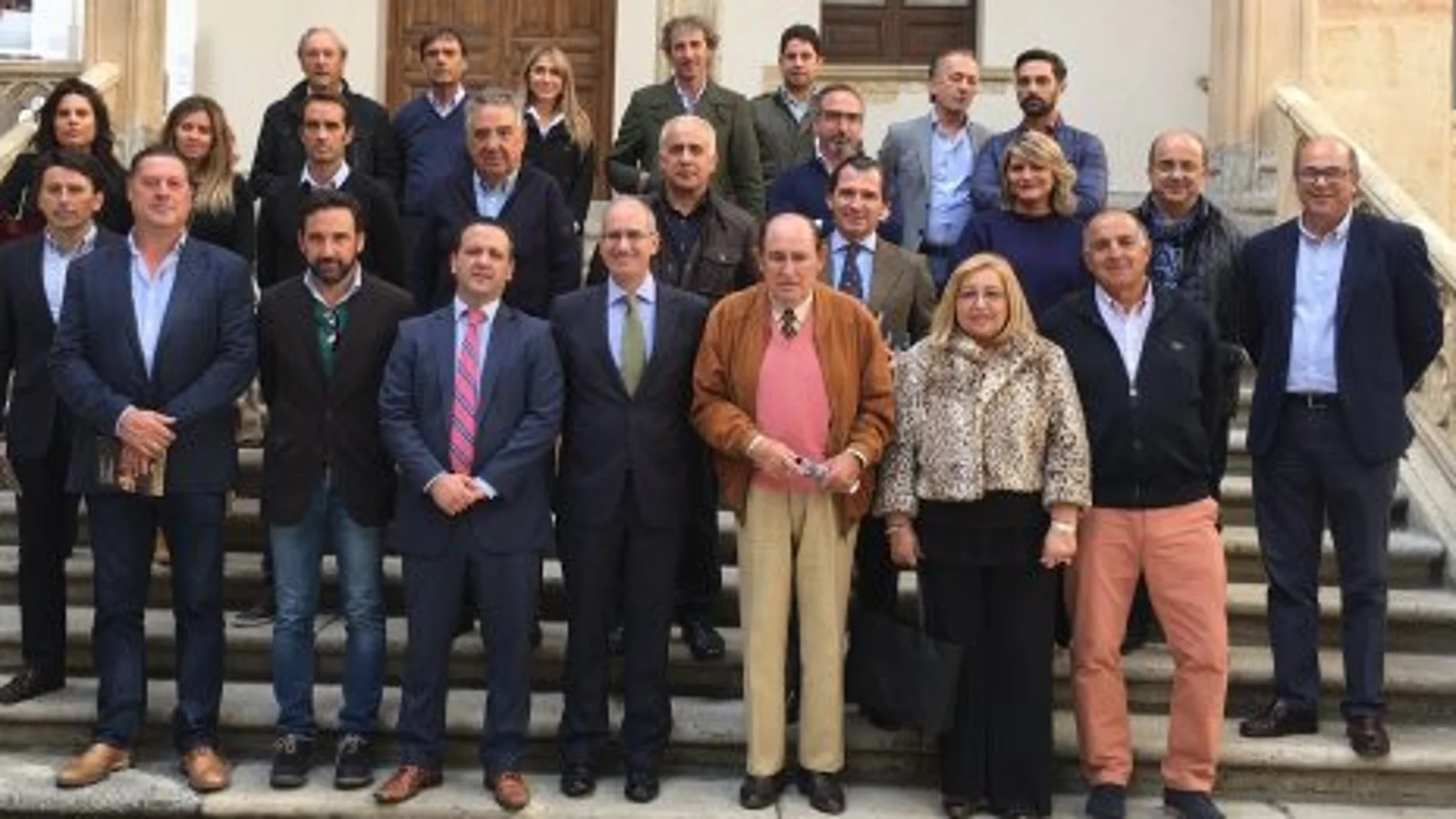 El presidente de la Diputación de Salamanca, Javier Iglesias, junto a los representantes de las ganaderías participantes en la Ruta del Toro Bravo