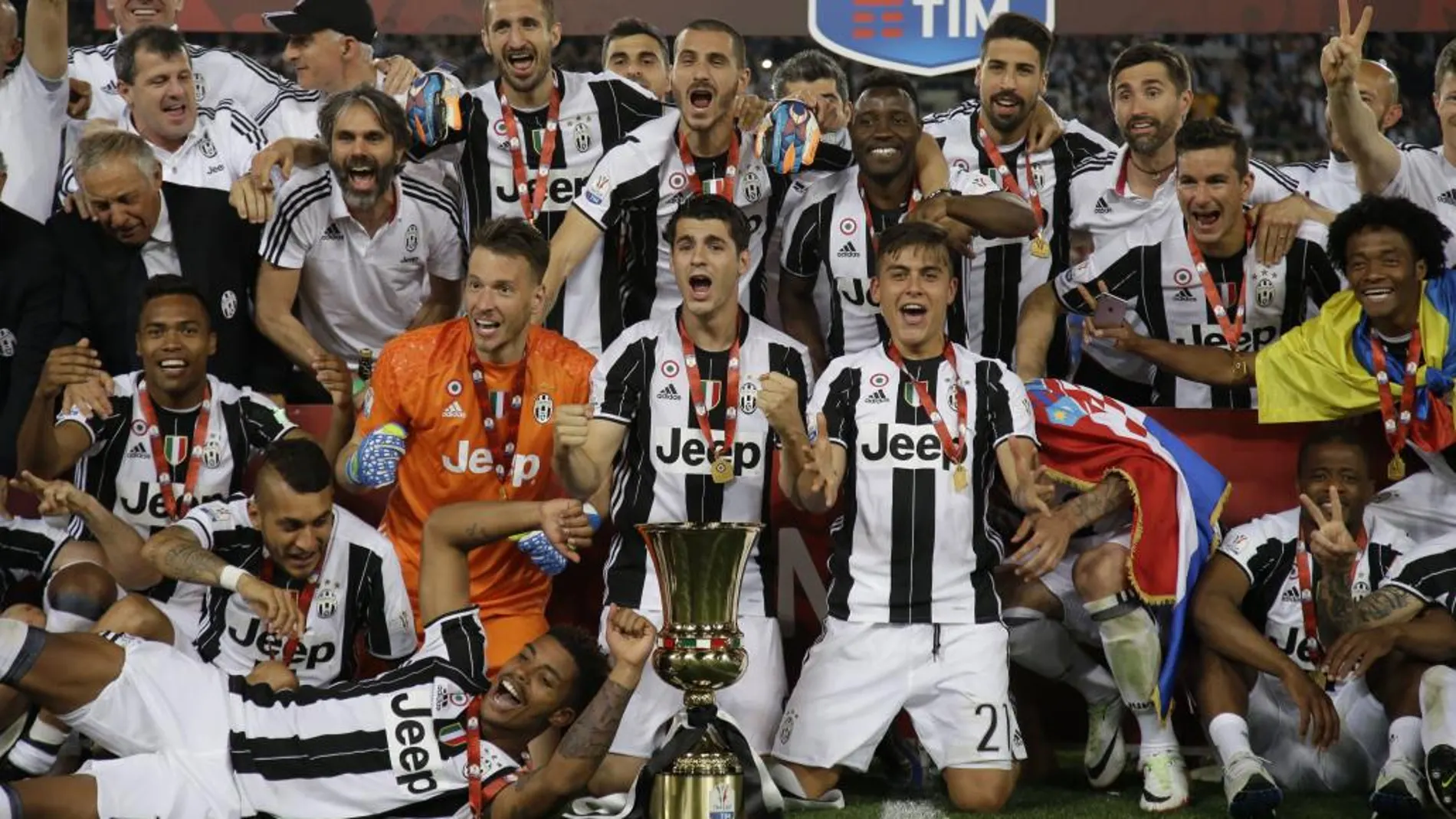 Los jugadores del Juventus, celebran el trinfo en la Copa de Italia