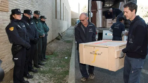Las obras del Monasterio de Villanueva de Sijena (Huesca), han llegado a la localidad oscense entre vítores de las decenas de vecinos que aguardaban su devolución. EFE/Javier Blasco