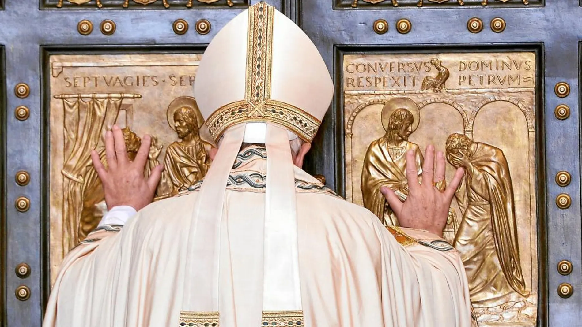 El Papa Francisco abrió ayer la Puerta Santa del Vaticano, que permanecerá abierta hasta noviembre de 2016