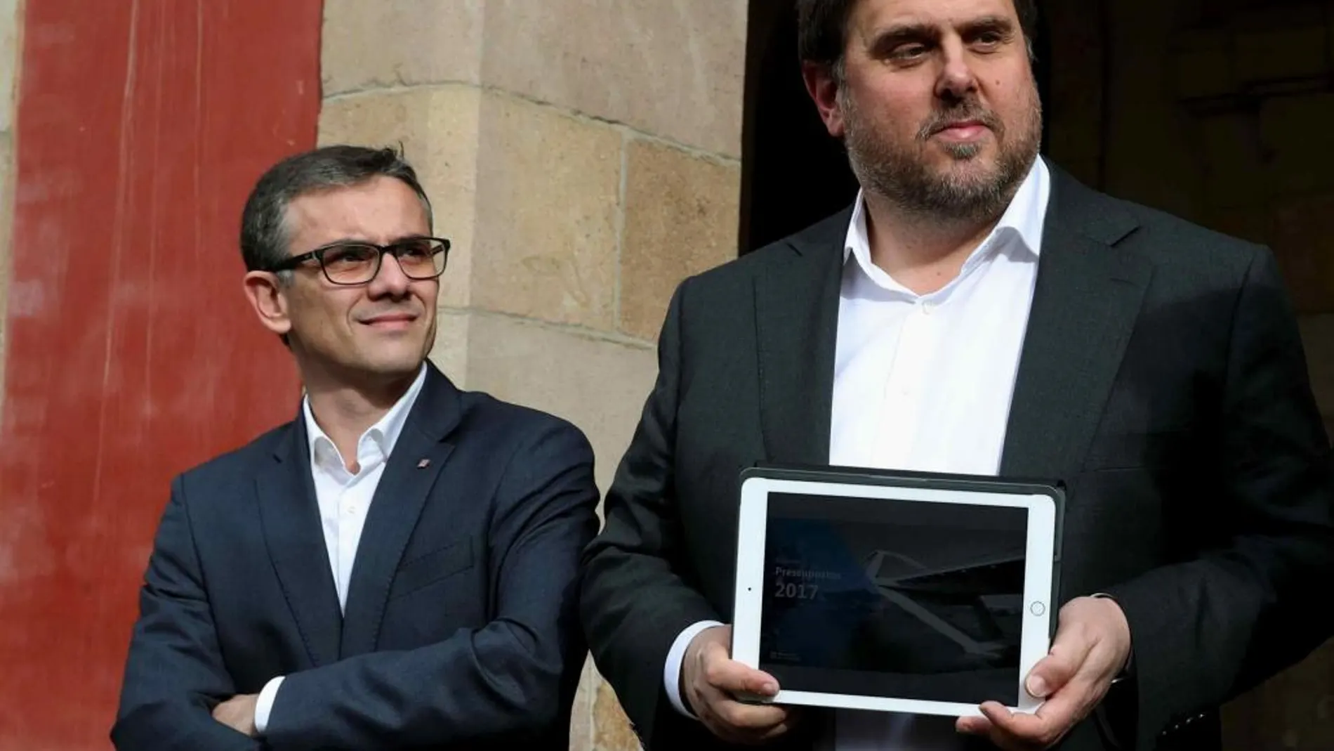 El secretario general de Economía del Gobierno catalán, Josep Maria Jové Lladó (i), junto al vicepresidente del Govern y conseller de Economía, Oriol Junqueras (d)