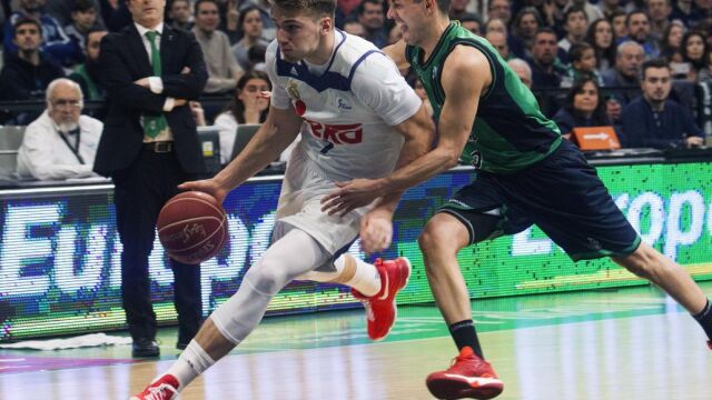 El base esloveno del Real Madrid Luka Doncic (i) avanza con el balón junto al base Albert Sàbat, del Albert Divina Seguros Joventut