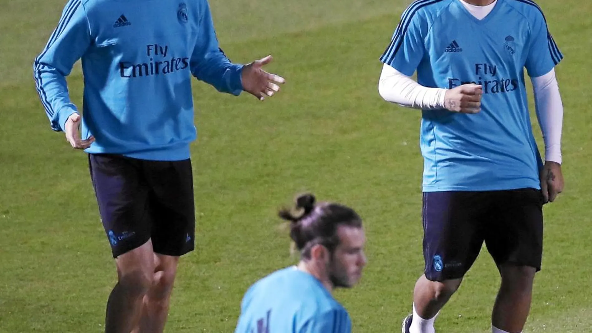 Los jugadores del Real Madrid Cristiano, Marcelo y Bale, durante el entrenamiento del equipo, ayer, en Dubai