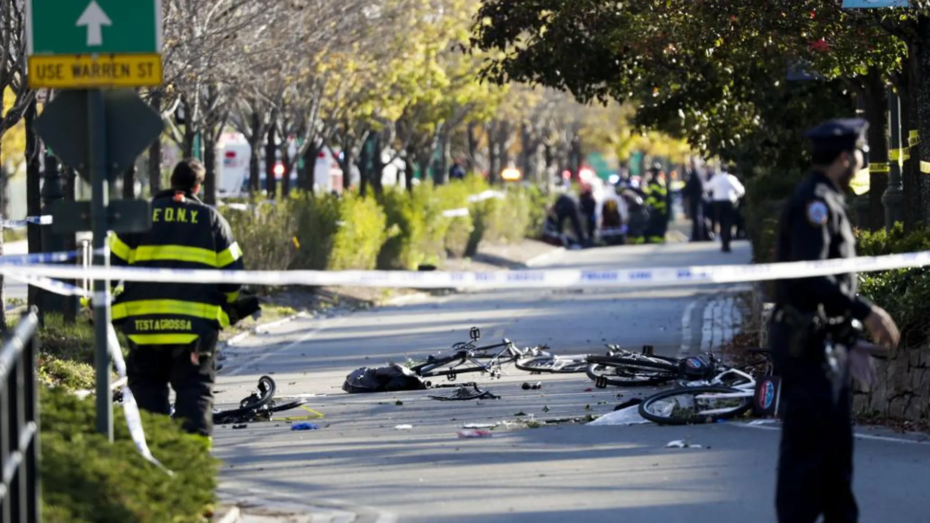 Miembros de la unidad de emergencias retiran el cuerpo de una víctima mortal tras el ataque yihadista en Manhattan.