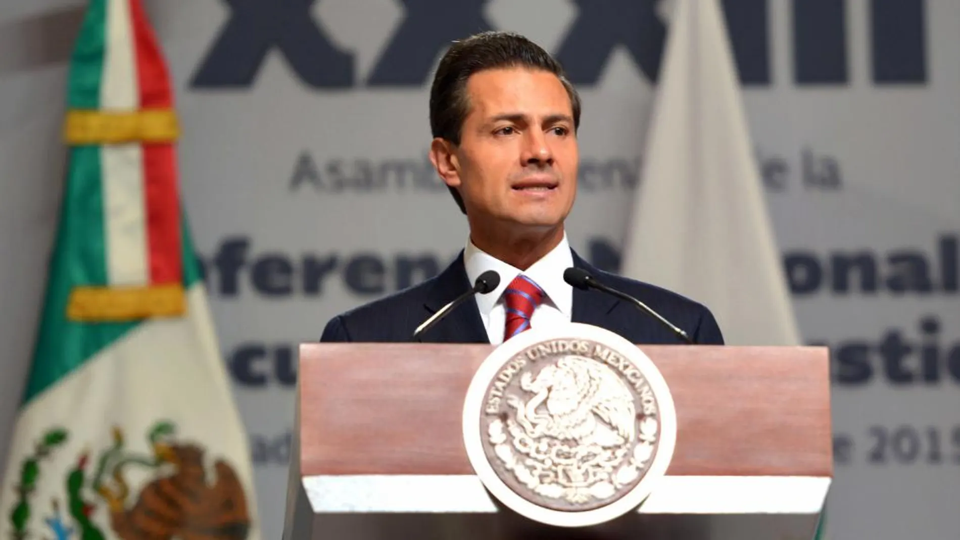 Fotografía cedida por la Presidencia de México que muestra al mandatario Enrique Peña Nieto durante un acto público el pasado miércoles 19 de agosto de 2015, en un hotel de Ciudad de México (México)