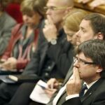 Puigdemont y Junqueras, ayer, en el Parlamento catalán