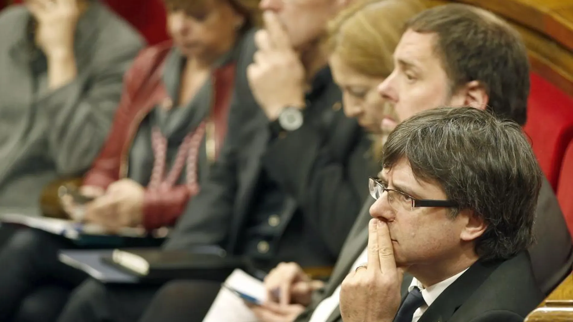Puigdemont y Junqueras, ayer, en el Parlamento catalán