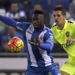 El delantero colombiano del RCD Espanyol, Felipe Salvador Caicedo (i), intenta controlar el balón ante el defensa marroquí del Levante UD, Zouhair Feddal, durante el encuentro