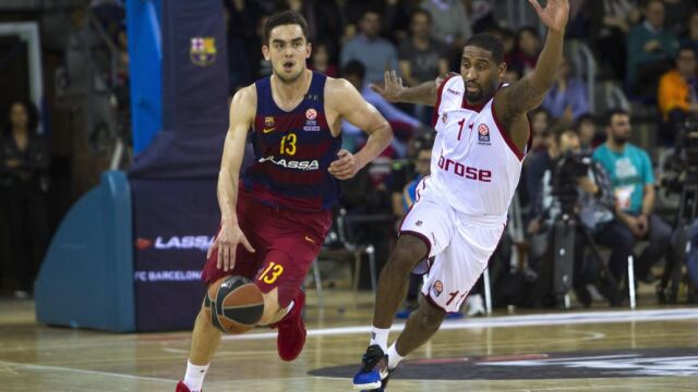 El base checo del FC Barcelona Lassa Tomas Satoransky (i) lucha con el alero norteamericano del Brose Baskets Bradley Wanamaker (d)