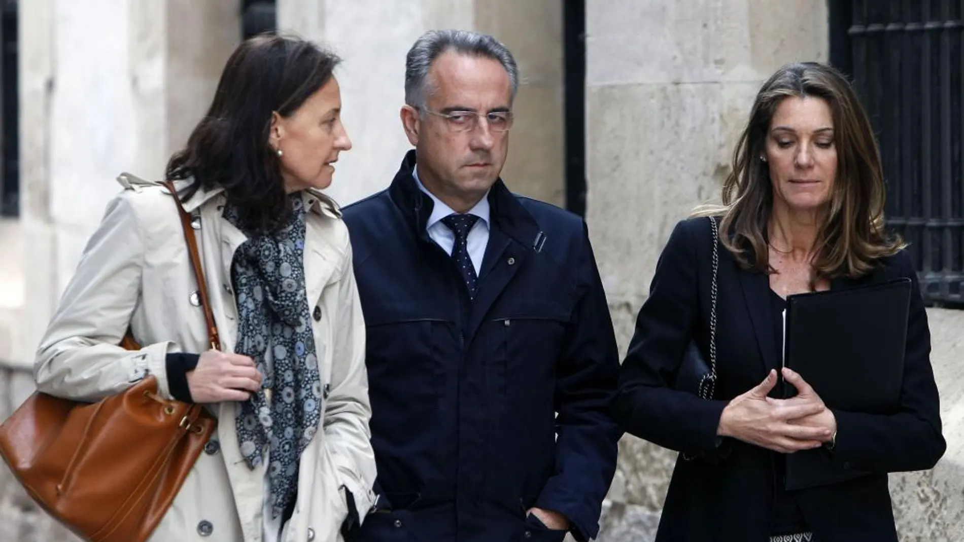 Vicente Sala Martínez, hijo de la viuda del expresidente de Caja Mediterráneo a su llegada hoy al Juzgado
