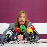 Pablo Fernández, líder de Podemos, atiende a los periodistas, ayer en León