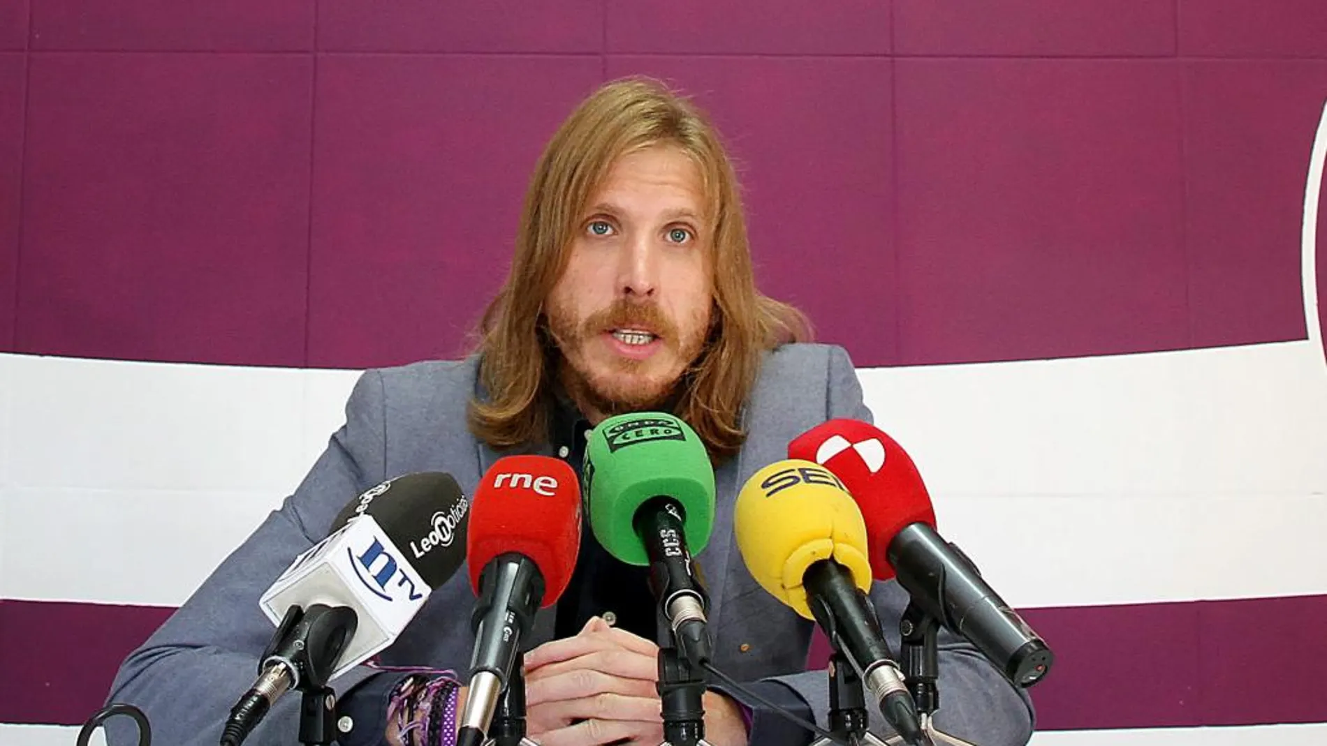 Pablo Fernández, líder de Podemos, atiende a los periodistas, ayer en León
