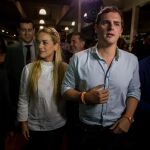 El líder del partido español Ciudadanos (oposición) Albert Rivera (2i) fue recibido por la esposa del preso político venezolano Leopoldo Lopez, Lilian Tintori (c) a su llegada
