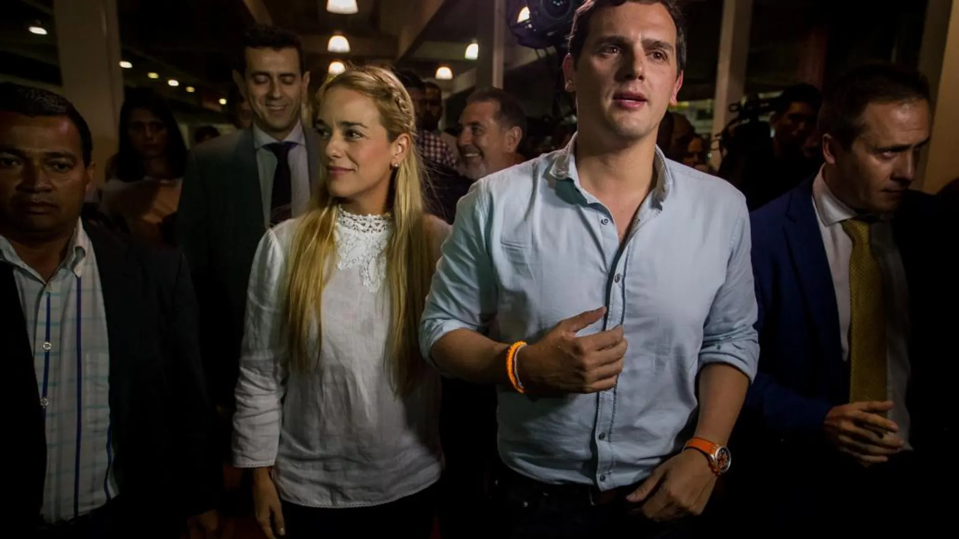El líder del partido español Ciudadanos (oposición) Albert Rivera (2i) fue recibido por la esposa del preso político venezolano Leopoldo Lopez, Lilian Tintori (c) a su llegada