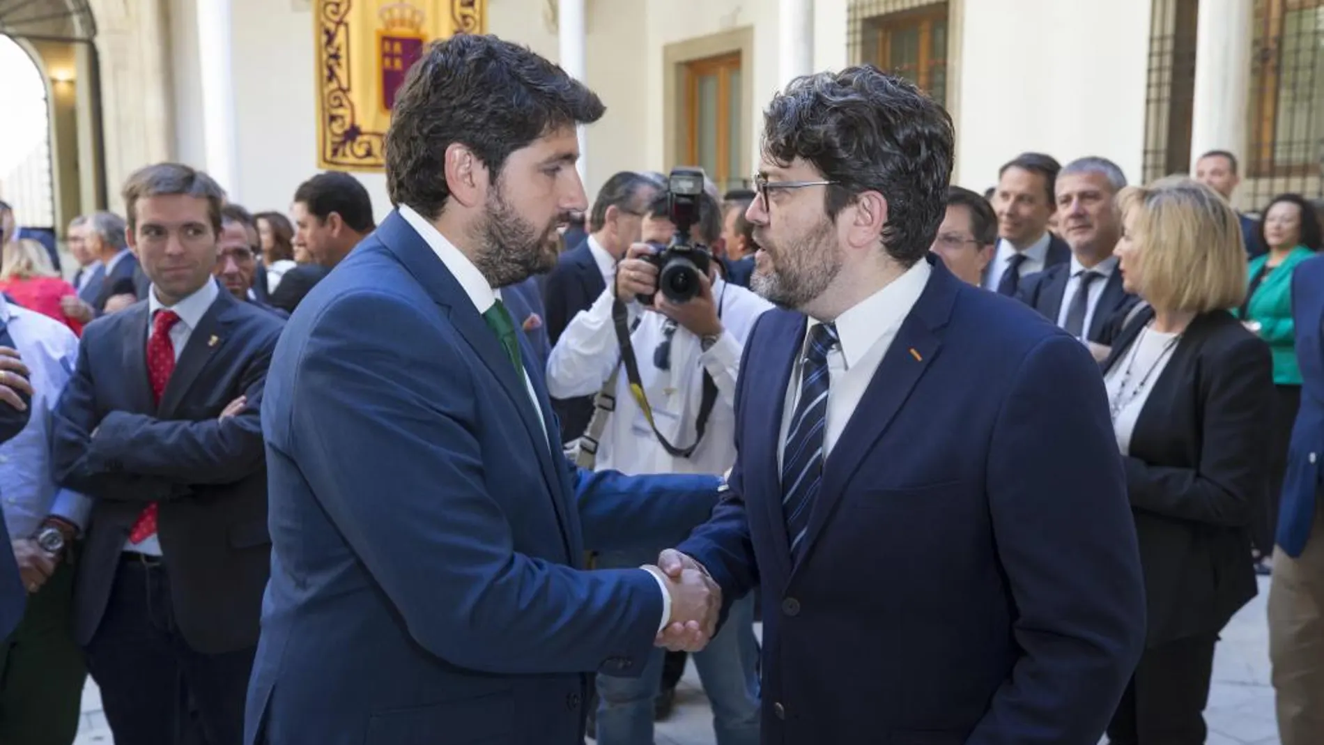 El presidente López Miras junto al portavoz de Cs en la Asamblea, Miguel Sánchez, en el acto de toma de posesión