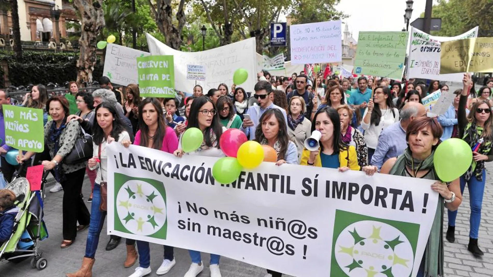 Más de 300 maestros de Infantil se movilizaron ayer por las calles de Sevilla procedentes de todas las provincias