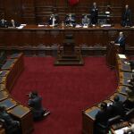 El primer ministro de Perú, Fernando Zavala (d), da un discurso en el hemiciclo del Congreso acompañado de sus ministros en Lima (Perú)