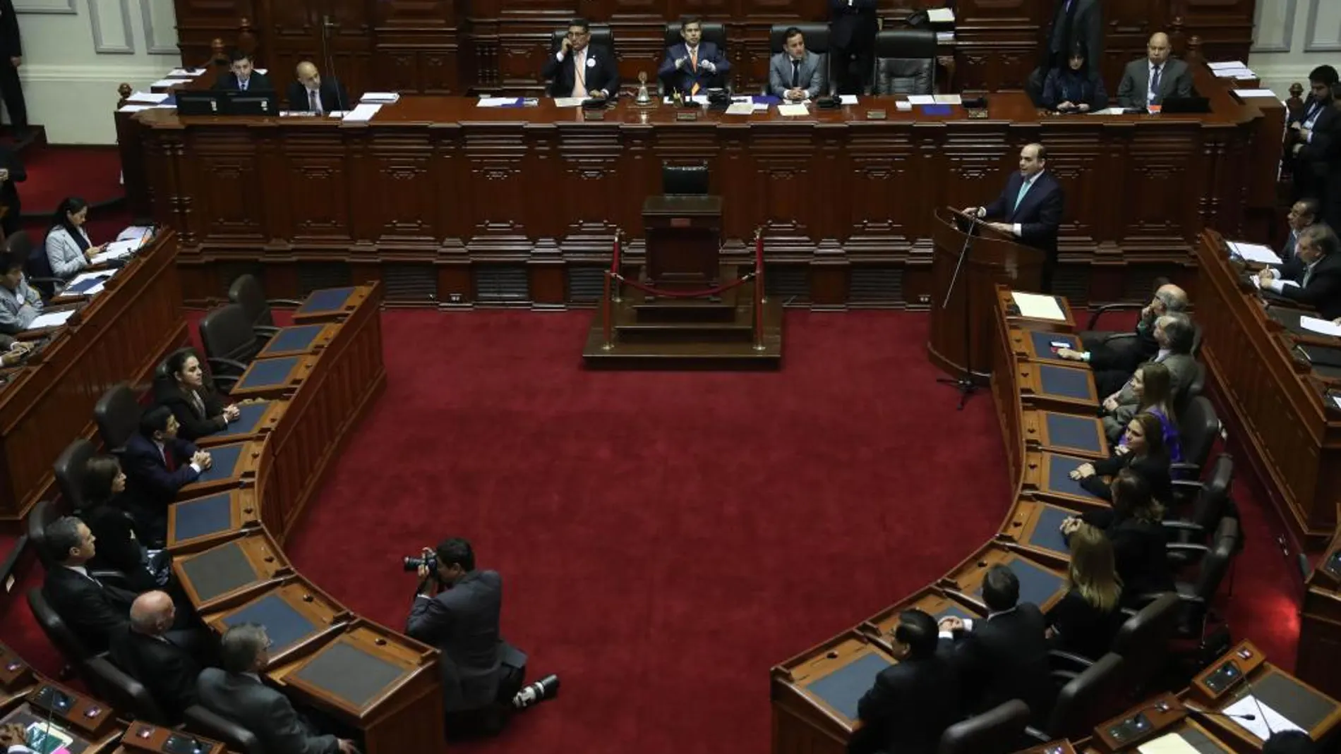 El primer ministro de Perú, Fernando Zavala (d), da un discurso en el hemiciclo del Congreso acompañado de sus ministros en Lima (Perú)