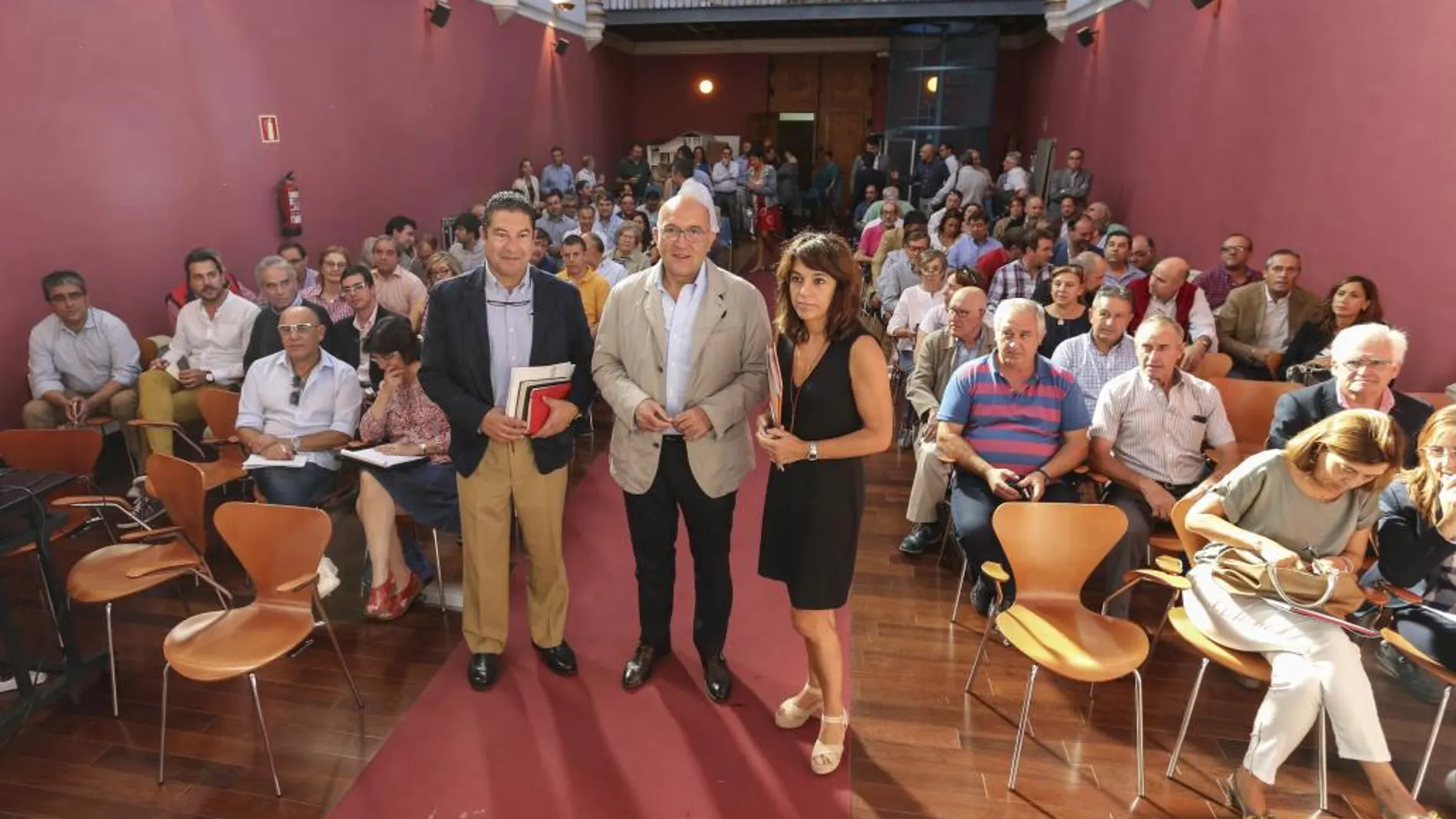 El presidente Jesús Julio Carnero mantiene un encuentro con alcaldes de la provincia vallisoletana