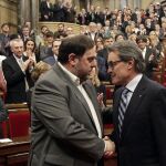 El expresidente catalán, Artur Mas (d), saluda al presidente de ERC y su socio en la coalición Junts pel Si, Oriol Junqueras (i)