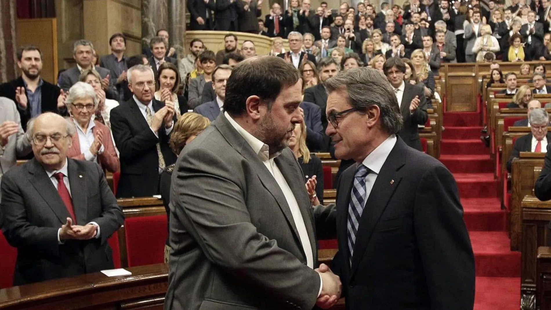 El expresidente catalán, Artur Mas (d), saluda al presidente de ERC y su socio en la coalición Junts pel Si, Oriol Junqueras (i)