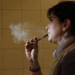 Una mujer fumando su cigarrillo electrónico