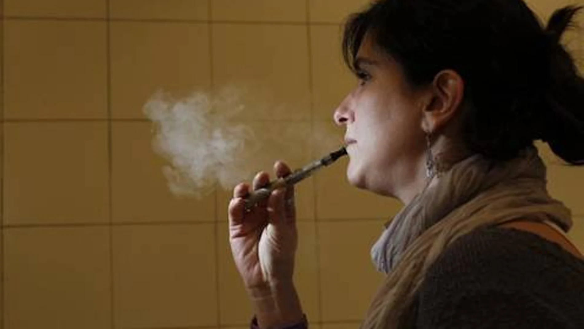 Una mujer fumando su cigarrillo electrónico