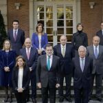 El presidente del Gobierno, Mariano Rajoy (c), junto a su equipo de Gobierno