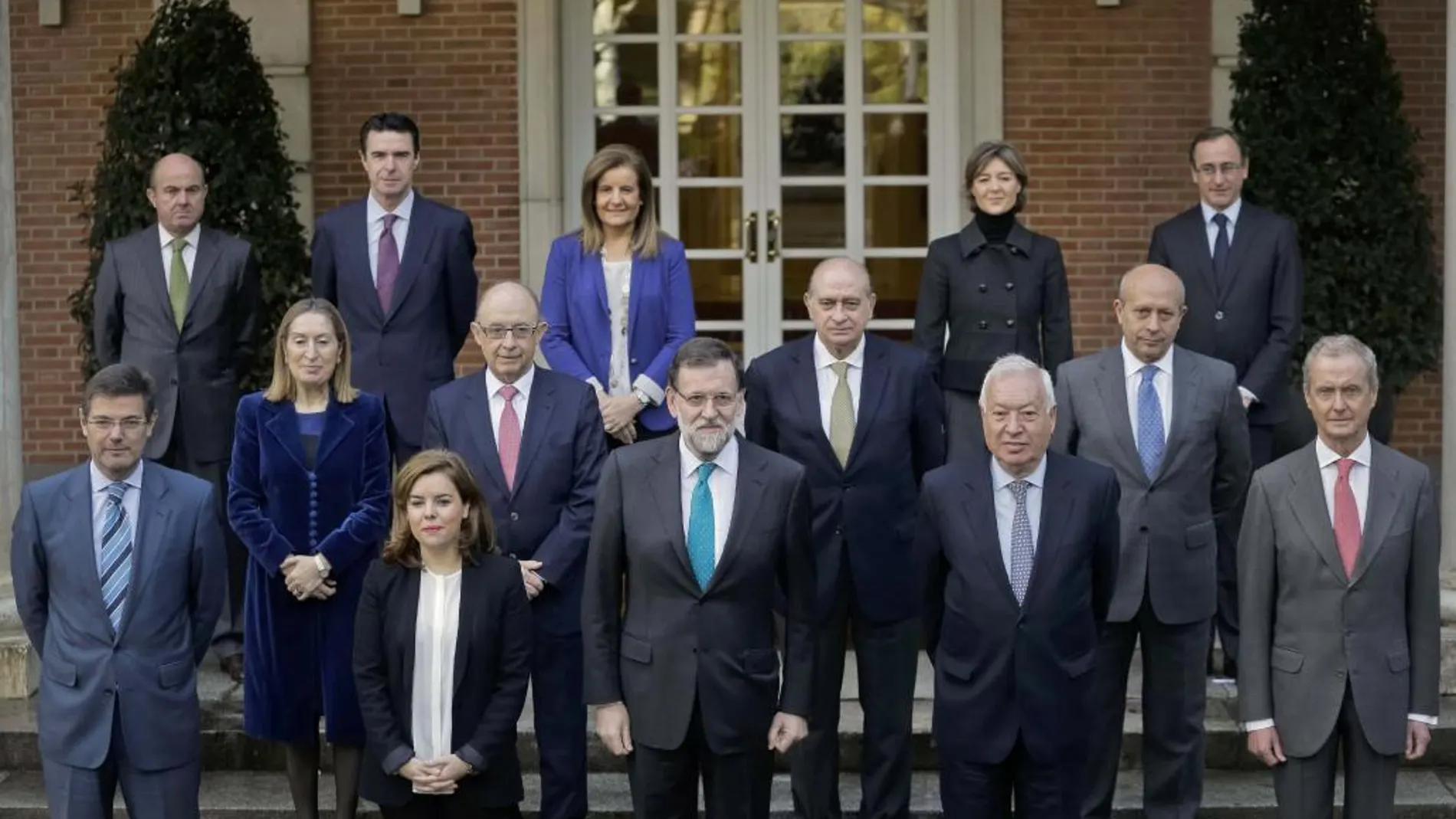 El presidente del Gobierno, Mariano Rajoy (c), junto a su equipo de Gobierno
