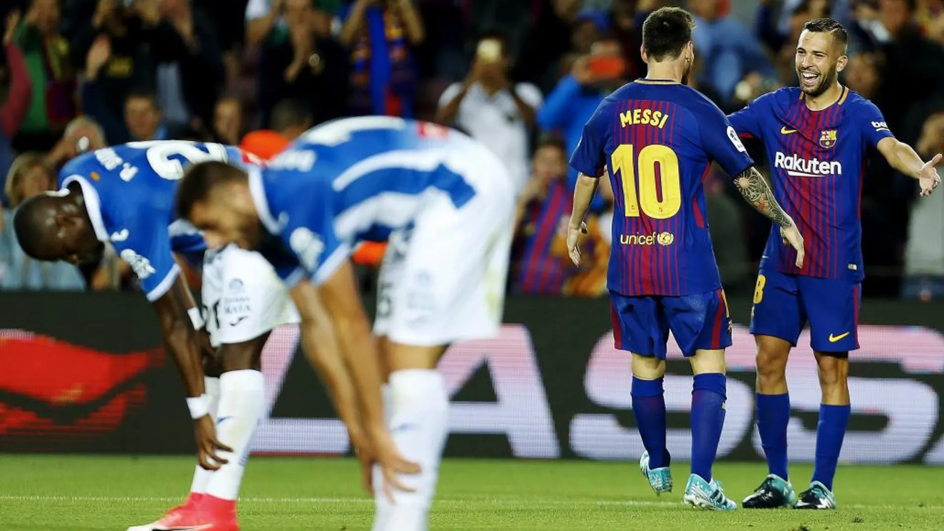 Leo Messi celebra con Jordi Alba su segundo gol, frente al RCD Espanyol, durante el partido de la tercera jornada de Liga en Primera División que se jugó el domingo en el Camp Nou, en Barcelona.
