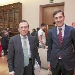 El catedrático de Derecho Adminisrativo, José Luis Martínez, junto al registrador de la propiedad, Juan Ignacio de los Mozos. Detrás, a la izquierda, el vicario de la Diócesis de Valladolid, Luis Argüello